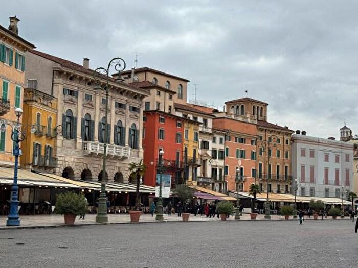 Casa con 6 locali in vendita in Via Luigi da Porto, Verona