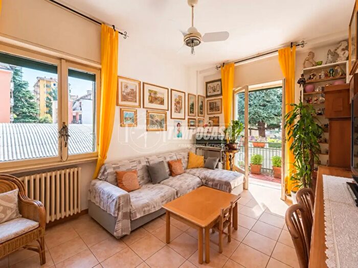 Appartamento trilocale in vendita in Via Lorenteggio, Milano