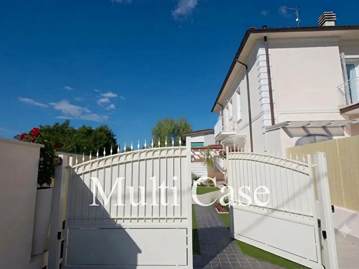 Casa con 6 locali in vendita in Pietrasanta