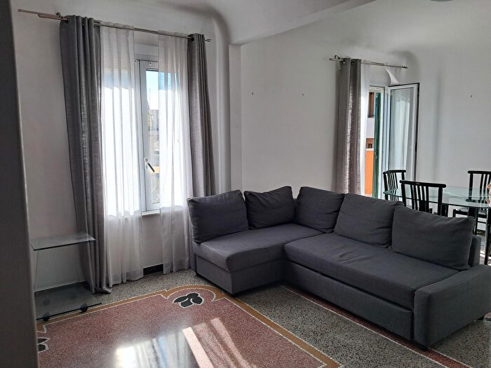 Appartamento con 8 locali in affitto in Savona