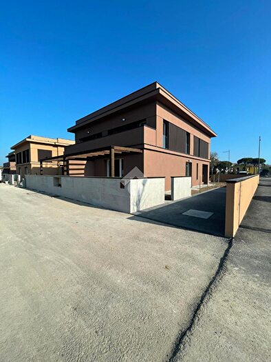 Casa quadrilocale in vendita in Viale Amerigo Vespucci, Ravenna