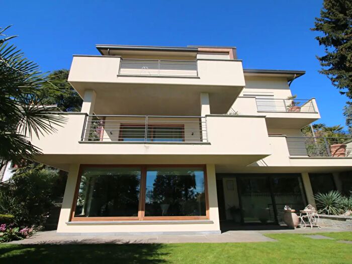 Casa con 20 locali in vendita in Inverigo