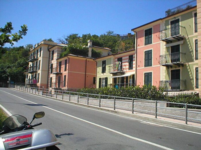 Appartamento trilocale in affitto in Via Serra, Spotorno