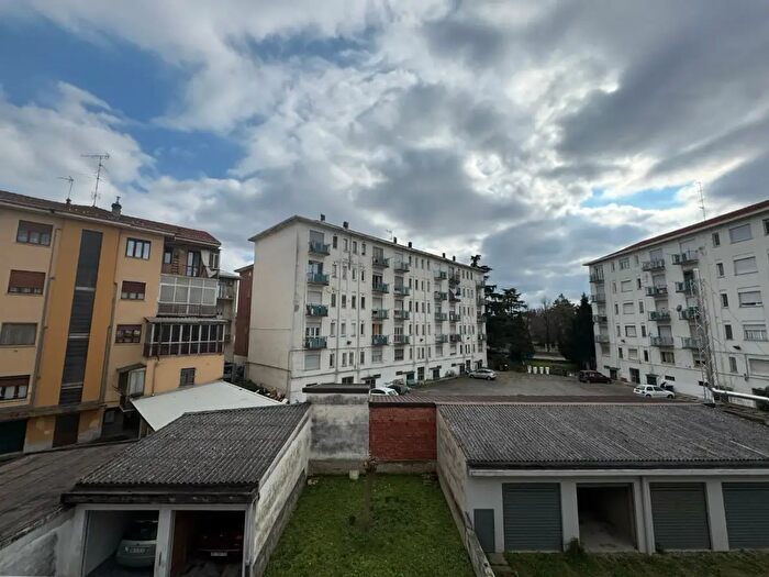 Casa con 6 locali in vendita in Via Gran Paradiso, Vercelli