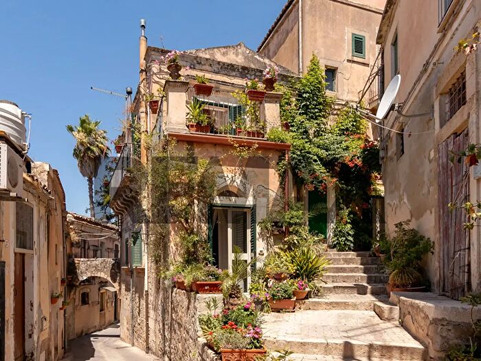 Casa con 10 locali in vendita in Via Calamezzana, Modica