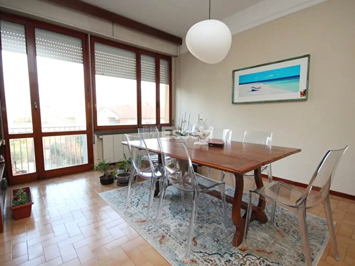 Appartamento con 8 locali in vendita in Viale Pacini, Lucca
