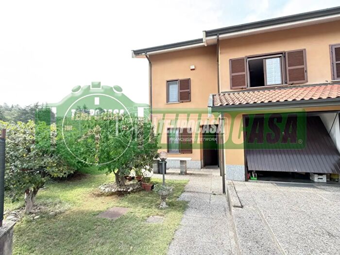 Casa con 5 locali in vendita in Laveno Mombello