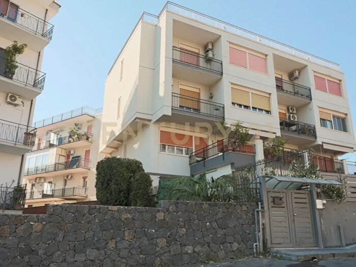 Appartamento con 5 locali in vendita in Via Renato Fucini, Catania