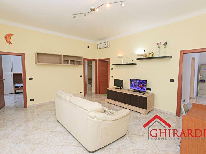 Appartamento trilocale in affitto in Via Chiaravagna, Sestri Ponente, Genova