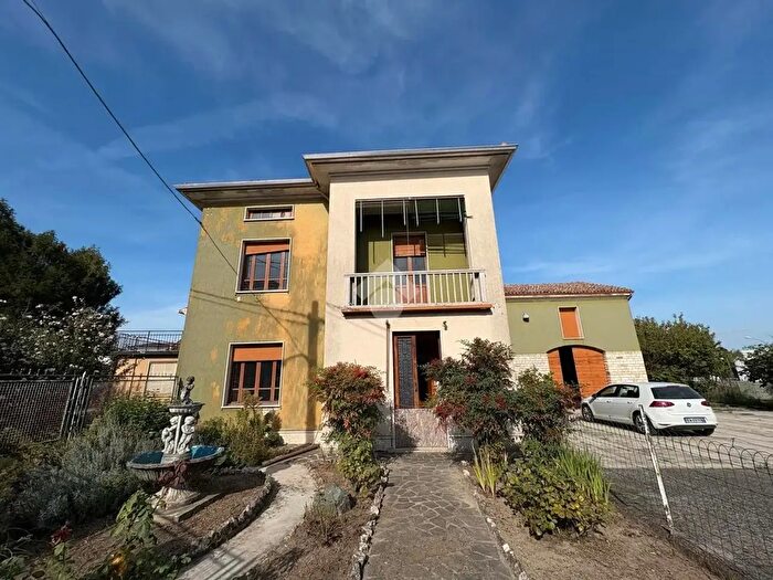 Casa con 7 locali in vendita in Via Villa Scassa, Viadana