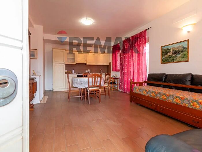 Appartamento trilocale in vendita in Via Bronte, Roma