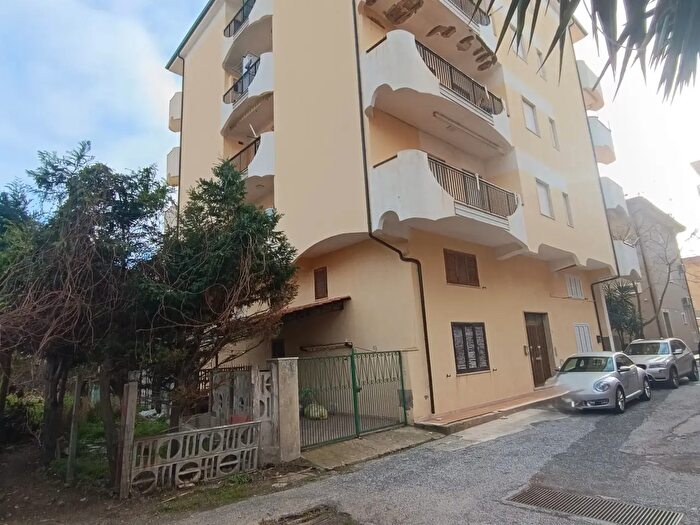 Appartamento trilocale in vendita in Via Firenze Traversa, Gizzeria