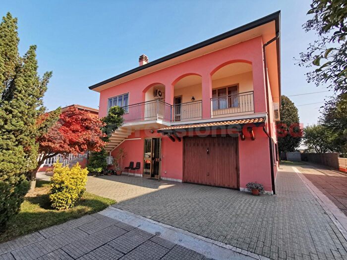 Casa con 7 locali in vendita in Via Gorna, Casaleone