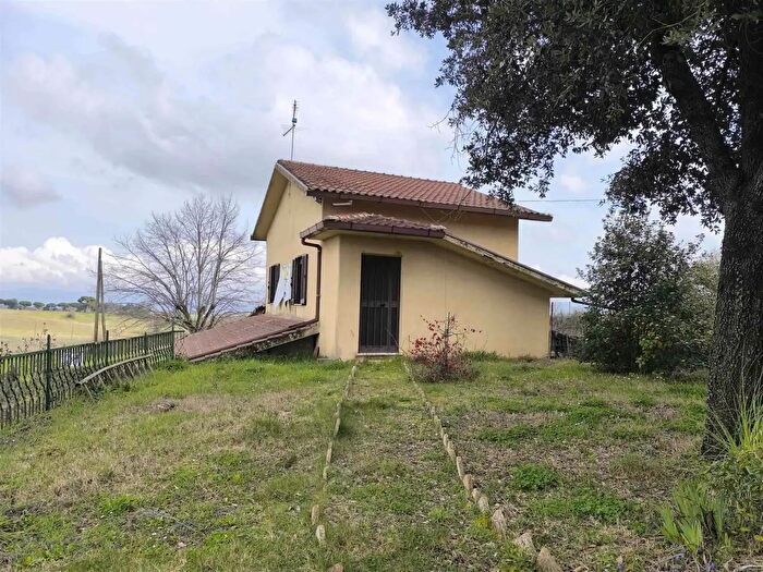 Casa con 6 locali in vendita in Montefiascone