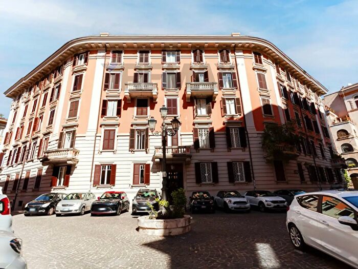 Appartamento con 11 locali in vendita in Roma