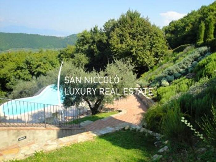 Casa con 6 locali in vendita in Quarrata