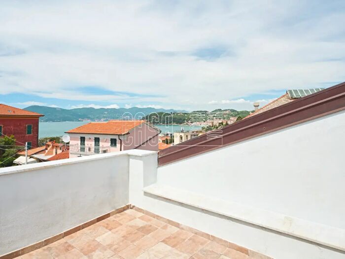Appartamento con 6 locali in vendita in Via della Repubblica, Lerici
