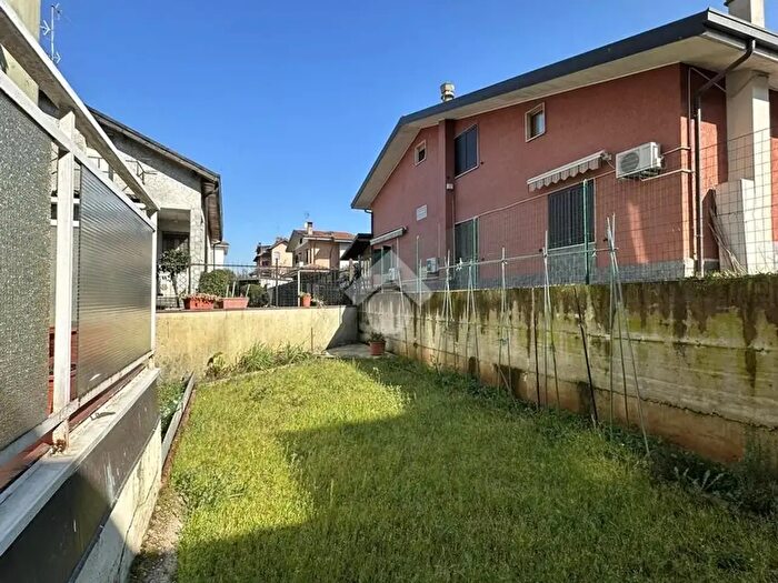 Appartamento trilocale in vendita in Via Mirabello, Carugate