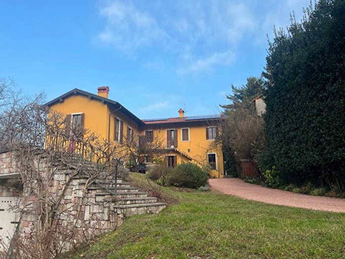 Casa con 6 locali in affitto in Via Dante Alighieri, Casbeno, Varese