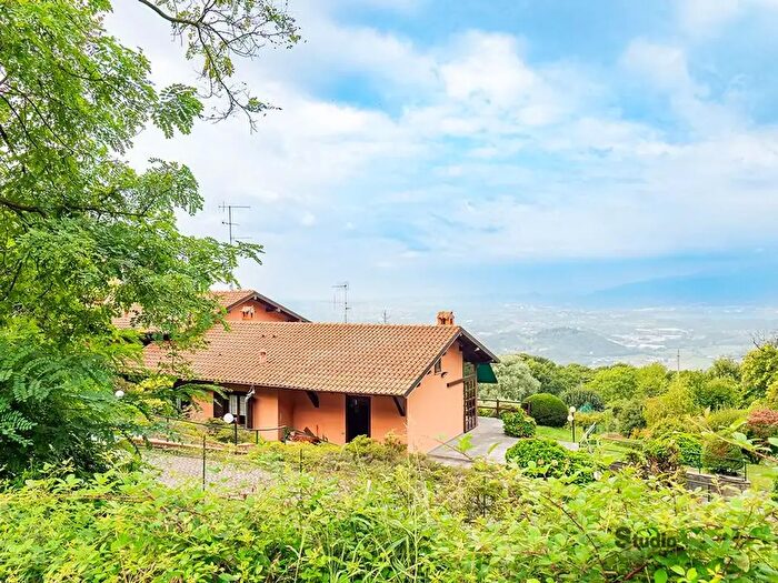 Casa con 5 locali in vendita in Via Lecco, Colle Brianza