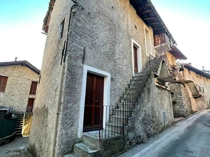 Casa con 6 locali in vendita in Frazione Cadelpicco, Civo
