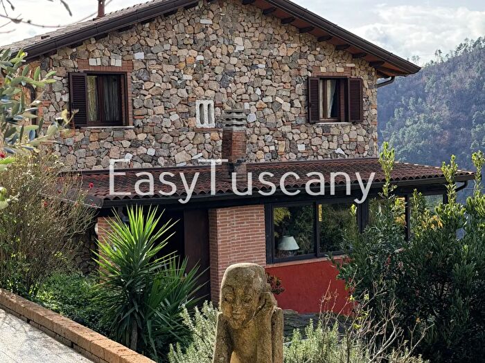 Casa con 8 locali in vendita in Via Melara, Carrara