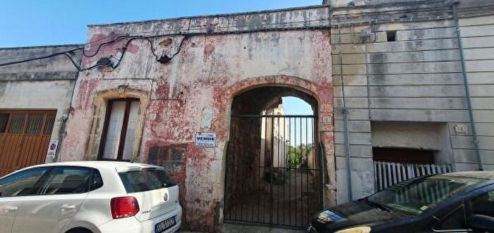 Appartamento trilocale in vendita in Via Generale Giardini, Collepasso