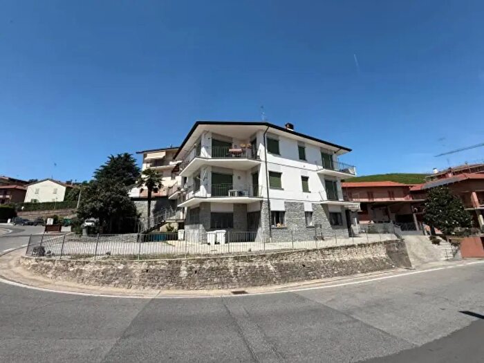 Casa con 6 locali in vendita in Piazza Colbert, Barolo