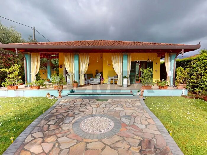 Casa con 9 locali in vendita in Seravezza