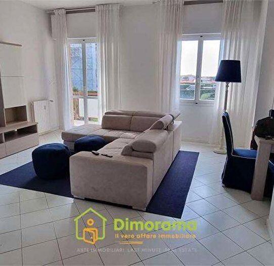Appartamento con 6 locali in affitto in Quartiere Duca D'Aosta, Città Giardino, Viareggio