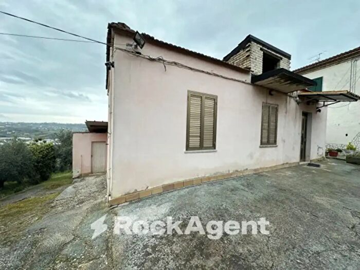 Casa con 6 locali in vendita in Contrada Montupoli Foro, Miglianico
