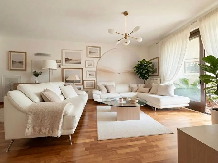 Appartamento con 6 locali in vendita in Via Guglielmo Marconi, Trepuzzi