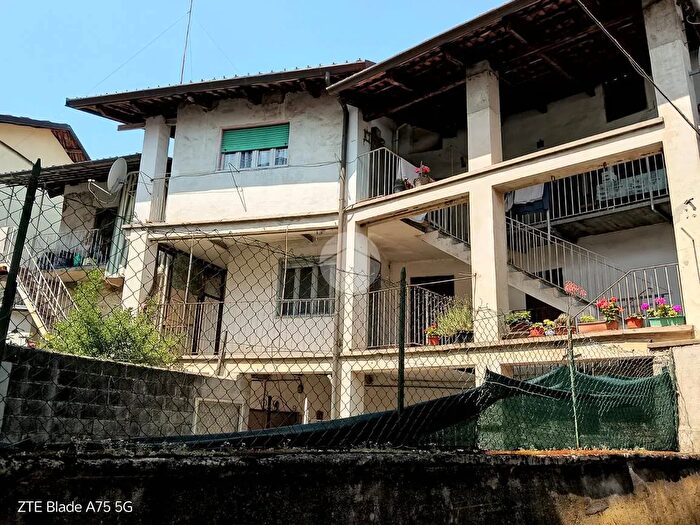 Casa con 6 locali in vendita in Via Cesare Battisti, Cuorgne