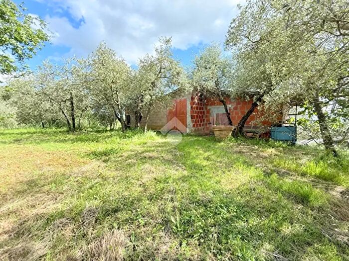 Casa quadrilocale in vendita in Frazione Campogialli, Terranuova Bracciolini