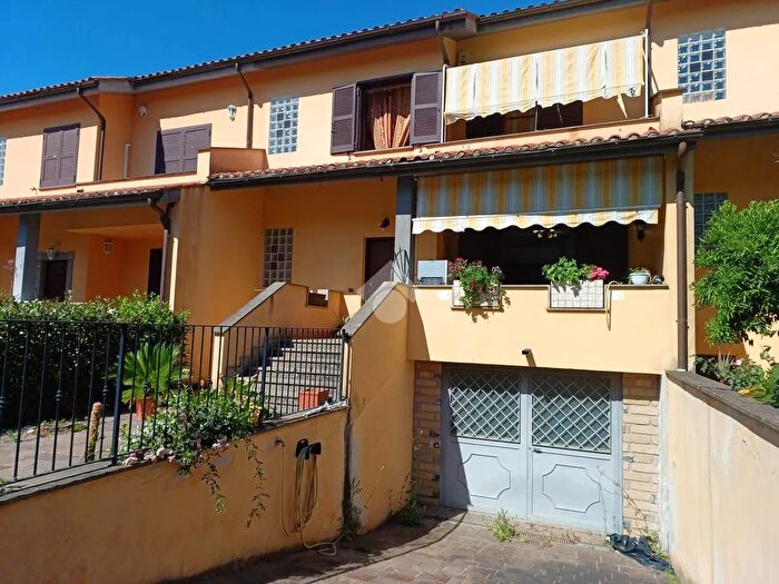 Casa quadrilocale in vendita in Via Paris Vittorio, Monterosi