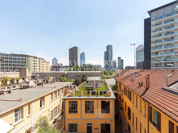Appartamento trilocale in affitto in Via Federico Confalonieri, Isola, Milano