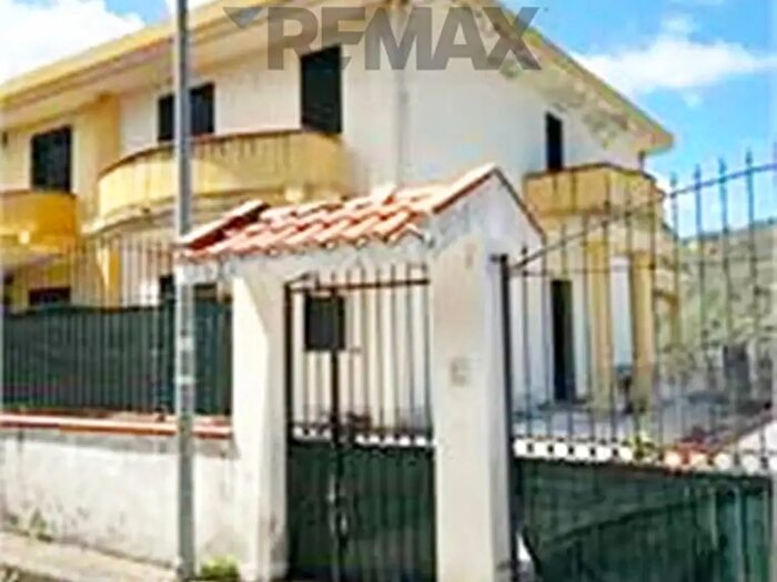 Casa con 6 locali in vendita in Via Roma, Saponara