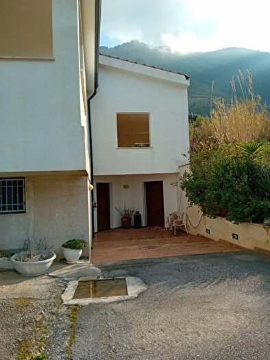 Casa con 11 locali in vendita in Via Francesco Cangialosi Carini, Carini