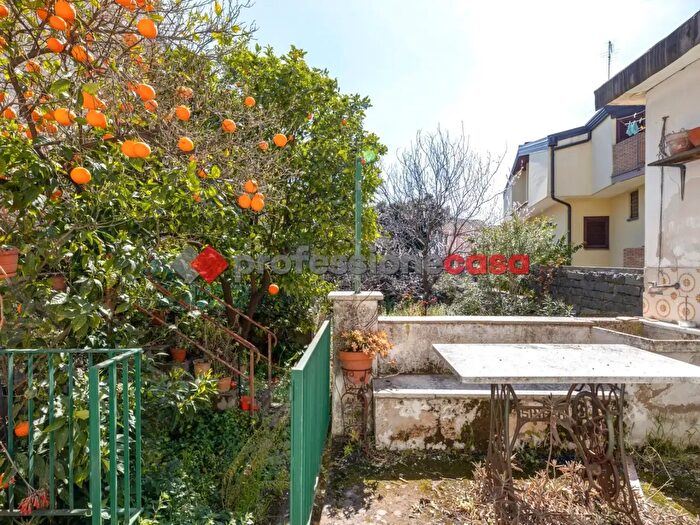Casa con 8 locali in vendita in Via Pennisi, San Giovanni La Punta