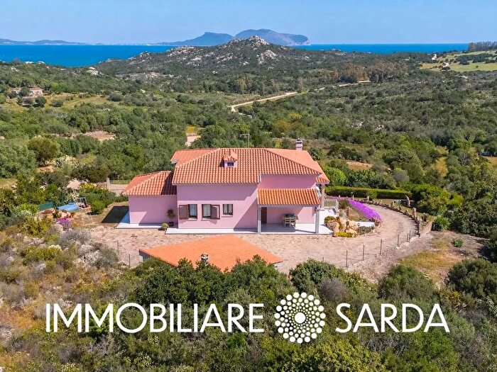Casa con 9 locali in vendita in Olbia