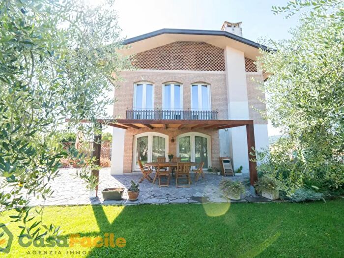 Casa con 6 locali in vendita in Via Tipano, Cesena