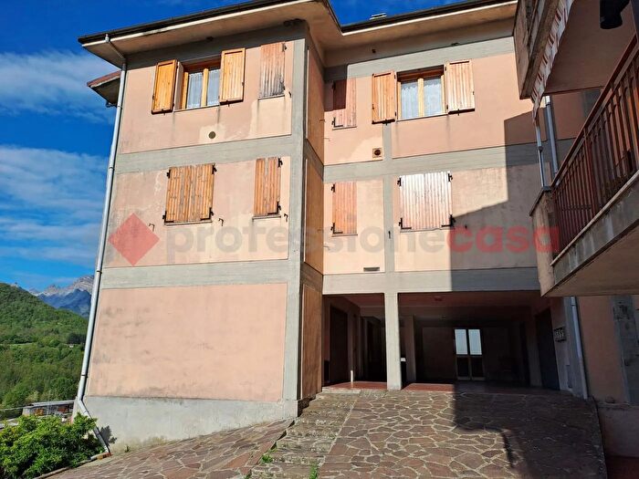 Appartamento trilocale in vendita in Via Valli, Piazza Al Serchio