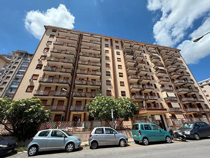 Appartamento con 5 locali in vendita in Via Ammiraglio Persano, Palermo