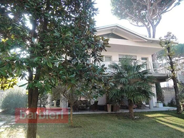 Appartamento trilocale in affitto in Via Filzi, Cervia