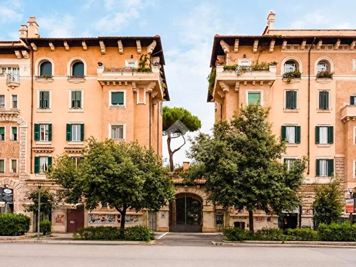 Appartamento trilocale in vendita in Piazza Tuscolo, Roma