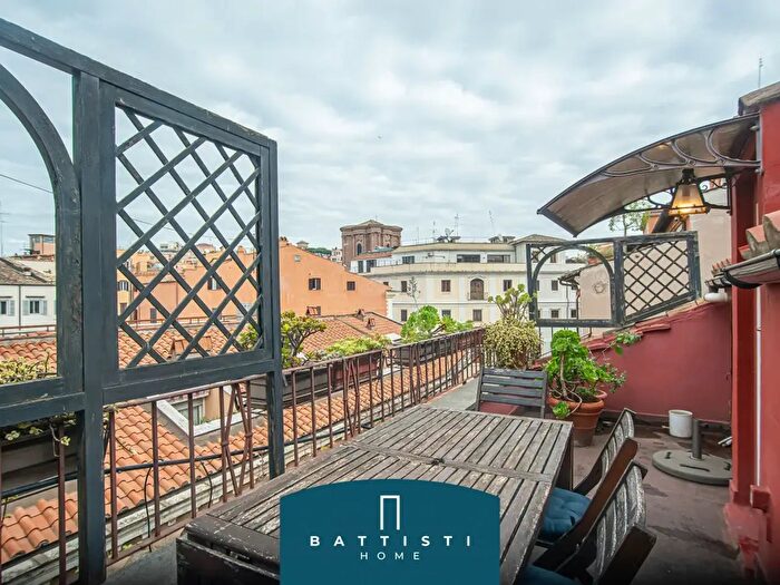 Appartamento trilocale in vendita in Piazza di San Silvestro, Roma