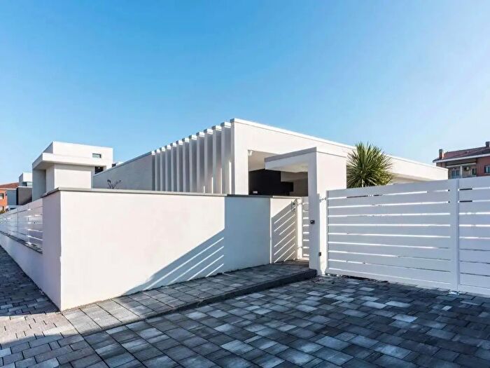 Casa con 6 locali in vendita in Modena