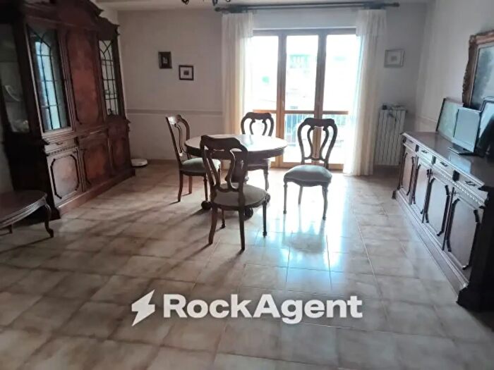 Appartamento con 6 locali in vendita in Via Agesidamo, Locri