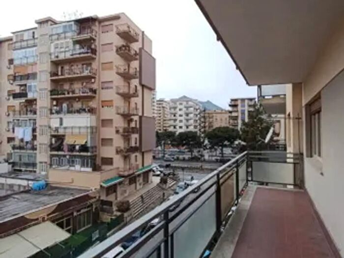 Appartamento quadrilocale in vendita in Via Luigi Settembrini, Palermo