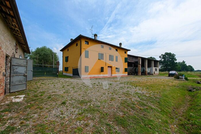 Casa con 10 locali in vendita in Via Luigi Sepali, Gattatico